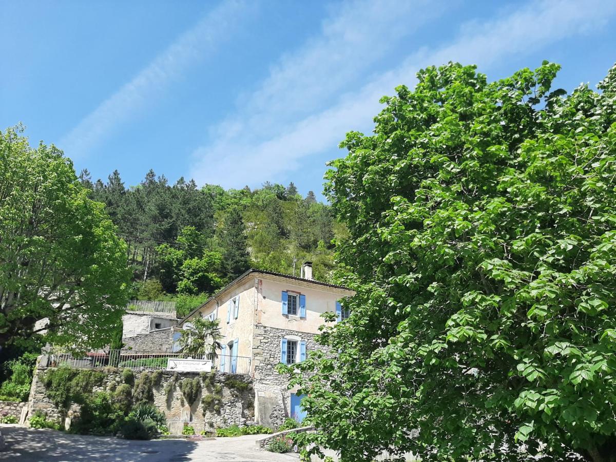 Le Sareymond Bed & Breakfast Menée Eksteriør bilde