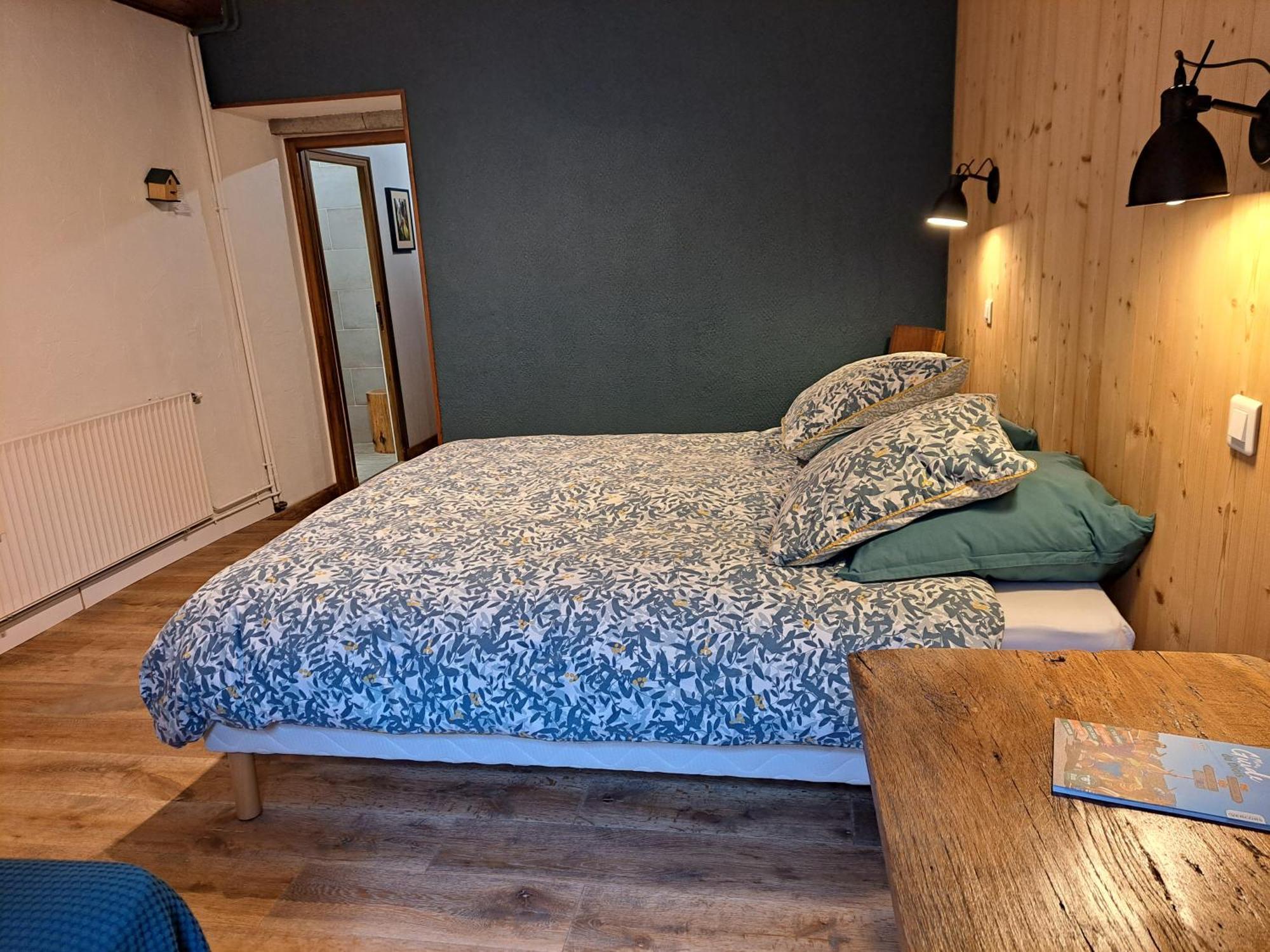 Le Sareymond Bed & Breakfast Menée Eksteriør bilde
