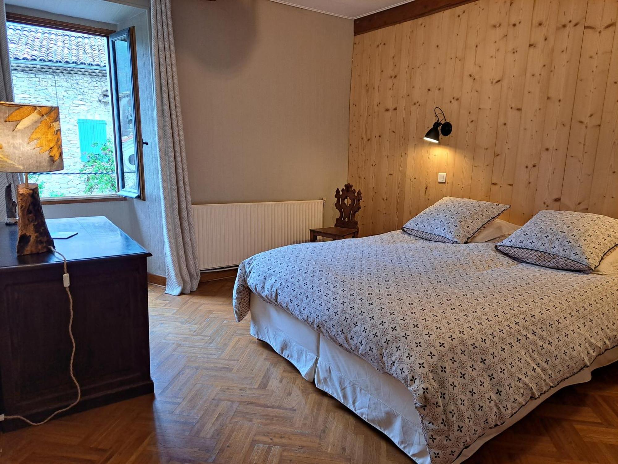 Le Sareymond Bed & Breakfast Menée Eksteriør bilde