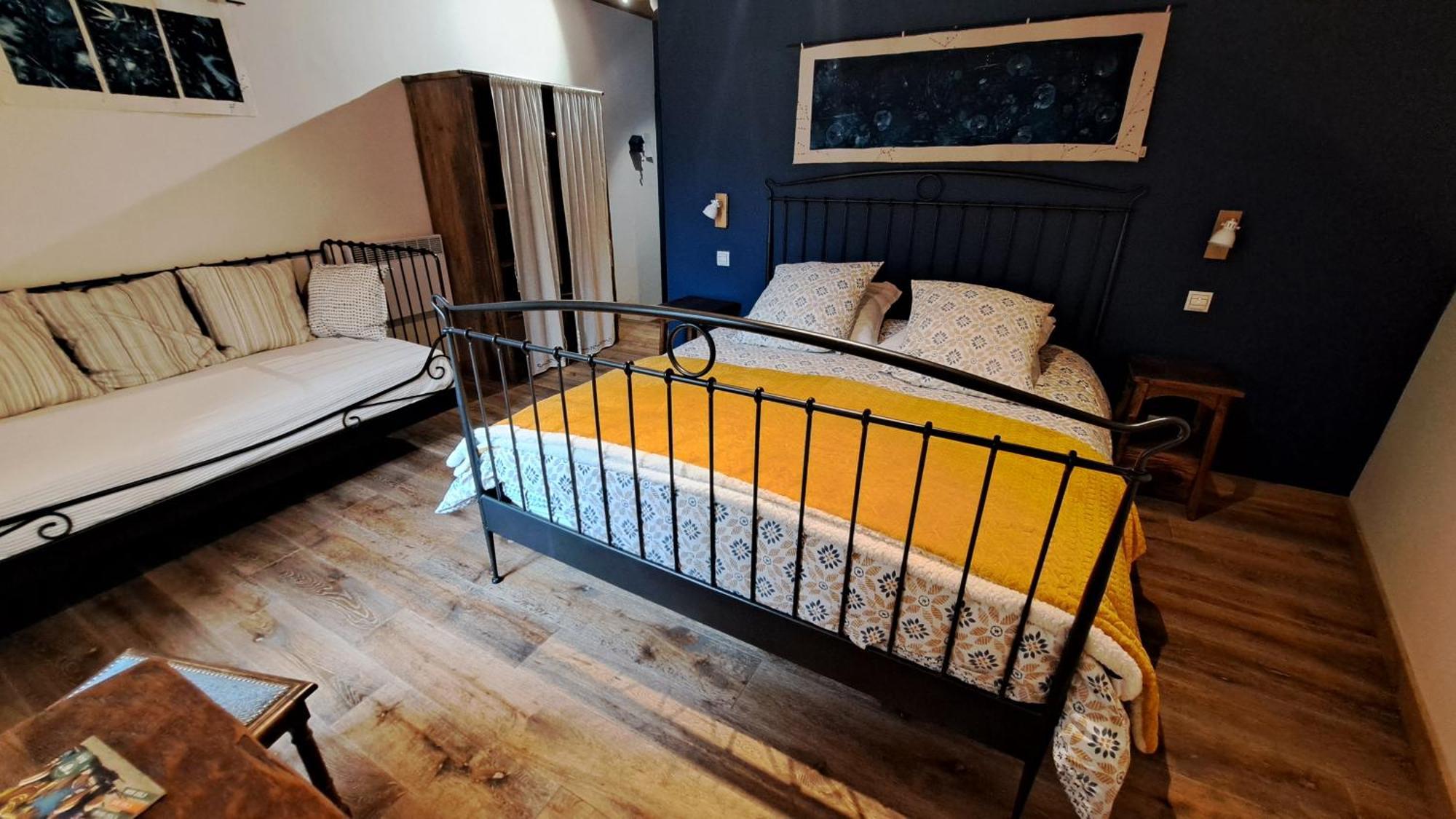 Le Sareymond Bed & Breakfast Menée Eksteriør bilde