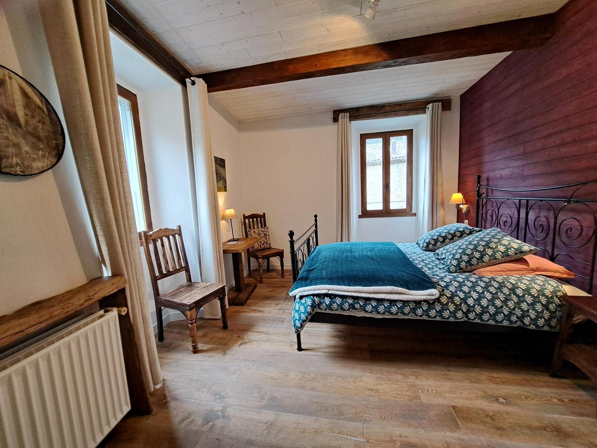 Le Sareymond Bed & Breakfast Menée Eksteriør bilde