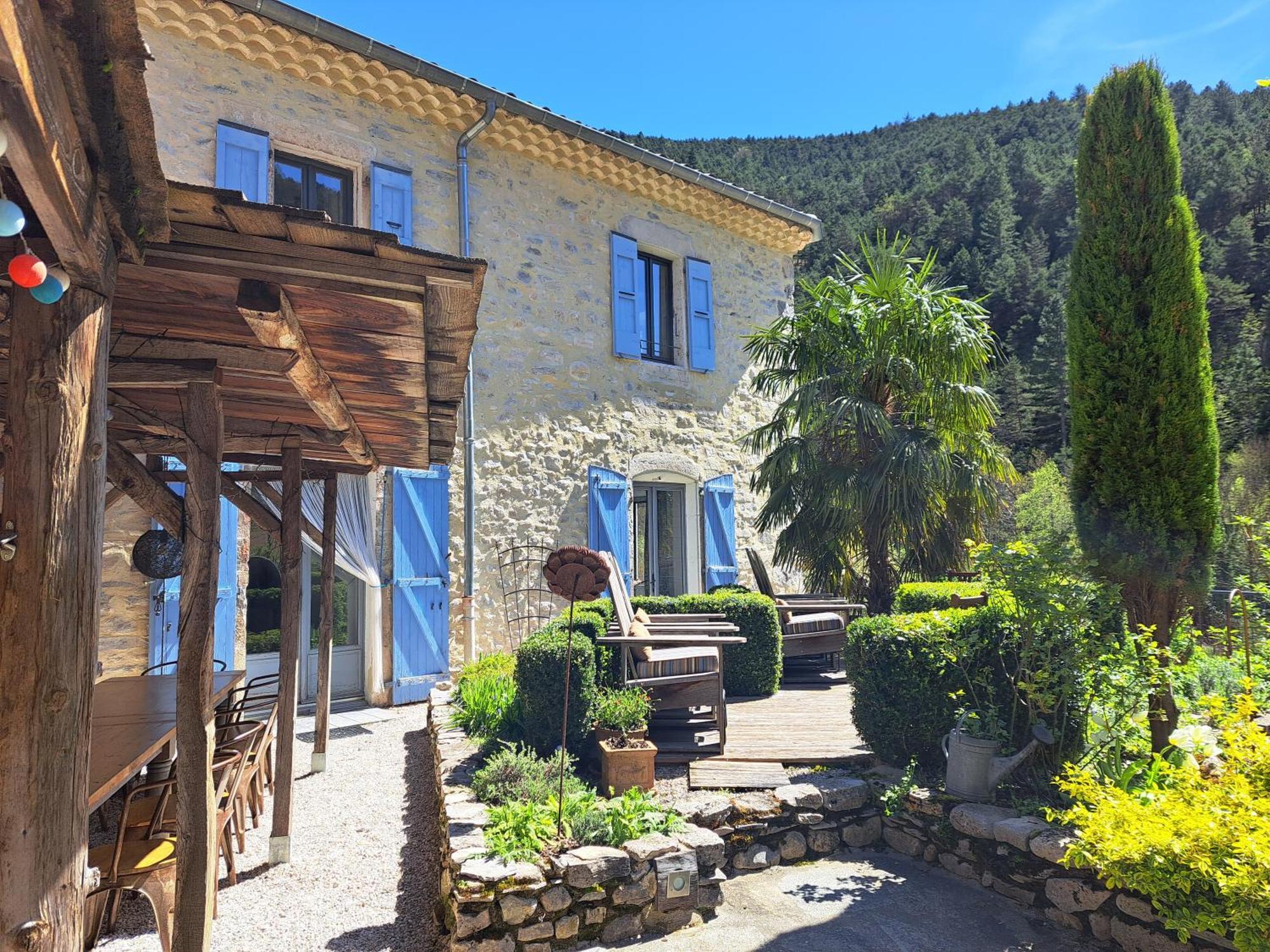 Le Sareymond Bed & Breakfast Menée Eksteriør bilde