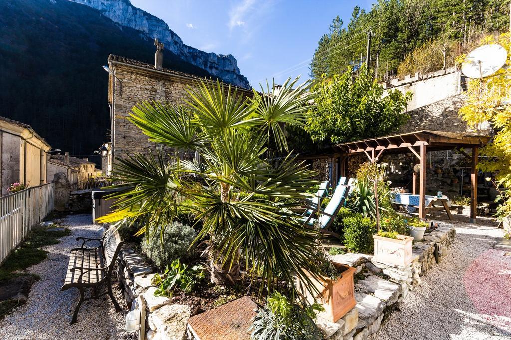 Le Sareymond Bed & Breakfast Menée Eksteriør bilde